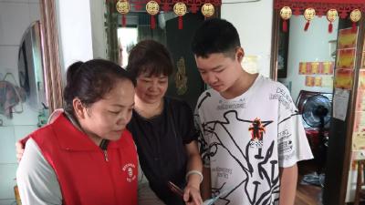友爱街社区开展防溺水入户宣传 筑牢青少年暑期安全防线
