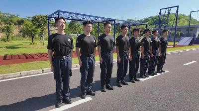 【新闻直通车】致敬每一滴汗水  |  头上38℃炙烤 脚下60℃“铁板烧” 记者体验特警半日训