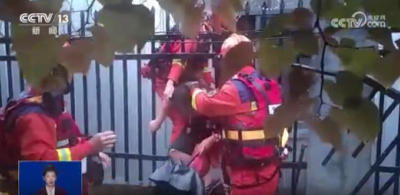 [共同关注]湖北咸丰升级暴雨红色预警 强降雨致民房水浸 已转移1.8万余人