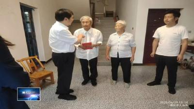 市领导开展“七一”走访慰问活动