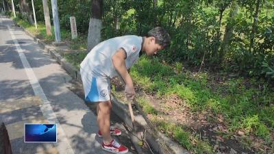 践行社会主义核心价值观  |  暖心又懂事！少年中考后陪环卫妈妈扫街