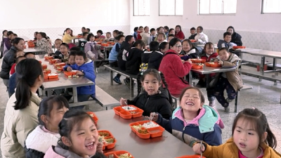 湖北黄石采用“区域式自营集中供餐” 阳新龙港2000多农村娃吃上营养餐