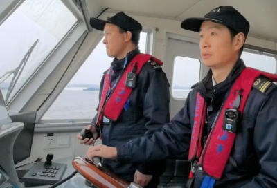 湖北黄石：雨雪天的长江江面 这群人在默默守护