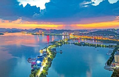 湖北黄石：五载铿锵行 迈步向“中心”