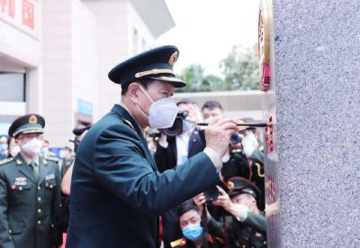 界碑前，中越两国防长合影