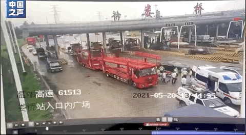 他多看了一眼，救了一命！