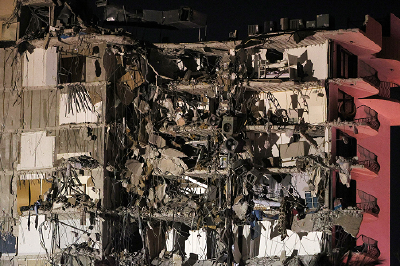 美国一公寓楼局部坍塌，近百人下落不明
