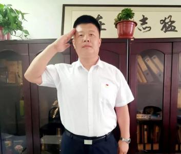 纵身跃入冰河救人的他，身份果然不简单…