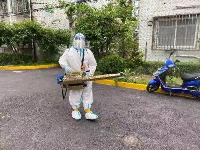 “无敌小李”要走时，居民才知道他的真实身份……