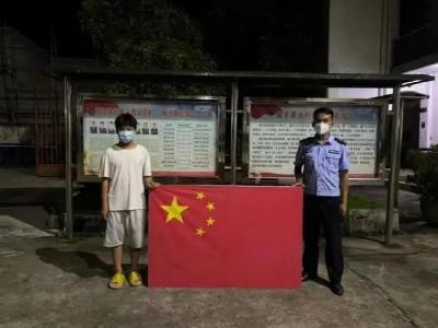 好样的！少年夜里肩扛国旗步行一公里…