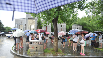 黄冈百余警力雨中转移千余名大学生