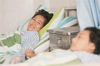 一家三口遭遇车祸父亲身亡母女受伤 母亲:先救女儿!