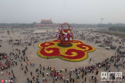 天安门广场迎国庆花篮“祝福祖国”吊装完毕