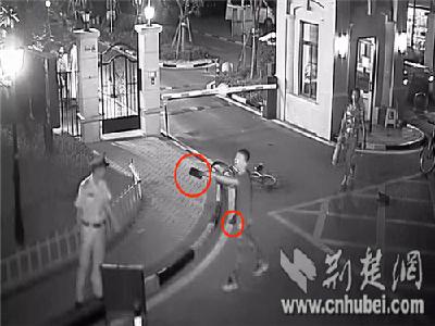 男子为父撑腰持刀砍伤众保安,儿子一句稚嫩发问唤他自首