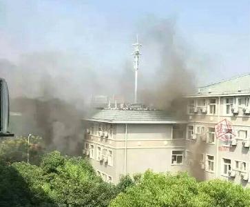 武汉一大学宿舍楼起火 现场一片狼藉