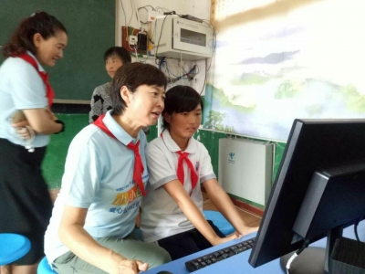   “小小铅笔”爱心公益行：敬一丹走进大别山看望留守儿童  