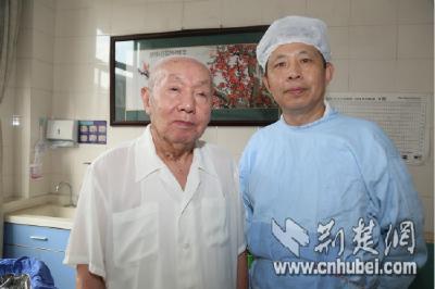 “吃货”的追求 95岁爹爹种牙要继续吃遍各地美食