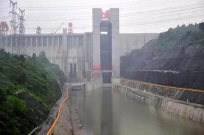 三峡工程放杀手锏:轮船可坐“电梯”翻越大坝