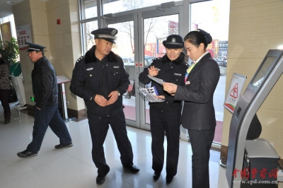 爹爹执意要给“熟人”汇20万 大堂经理成功拦截