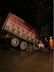 90后驾驶货车失控 撞上路边祖孙3人致1死2伤