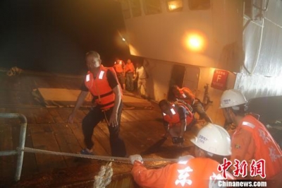 长江口搁浅渔船11名遇险者全部获救
