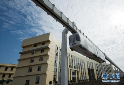 我国首列新能源悬挂式空中列车成功挂线