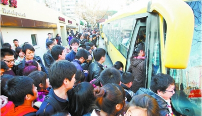 广州女大学生等公交被捅伤 嫌疑人：环境吵心里气