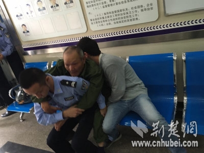 黄石老人腿脚不便 两协警主动背老人办证