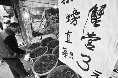 螃蟹进入成熟期：武汉大量螃蟹上市 价格便宜一半