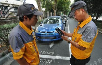 武汉道路停车明起收费 私自占用泊位者最高罚一万元