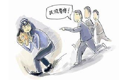 男子冒充协警上路拦车执勤 真交警路过一眼识破