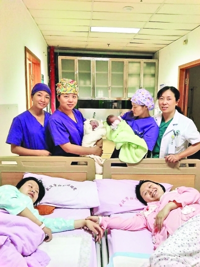 双胞胎姐妹同日顺产一男一女 宝宝体重一模一样