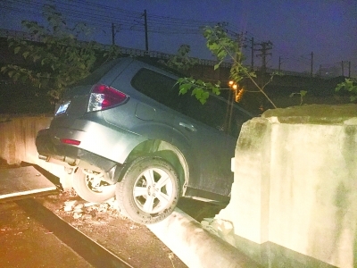 武汉一女子驾车途中为躲避小猫 撞穿路边围墙(