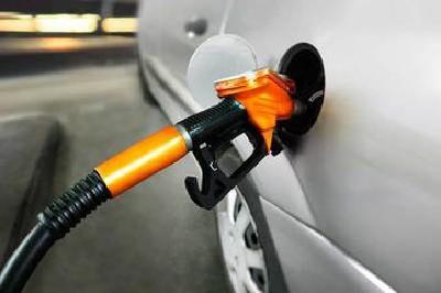 国内油价迎来年内最大涨幅 加满一箱油多花14元 