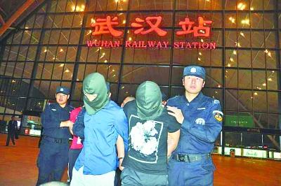 网上踩点瞄准高端小区 流窜大盗爬树入户拎走15万现金