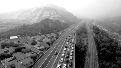 国庆节高速公路亲历：108公里开了6小时