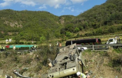 云南国际客车在老挝坠崖 两名中国公民死亡