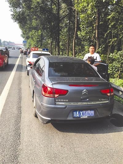 高速护送重病者遇5车相撞 交警疏导众人推车