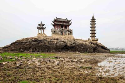 江西鄱阳湖水位下降 千年“石岛”重见天日