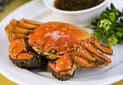 男子边吃螃蟹边说话 扁桃体被3厘米钢丝刺穿