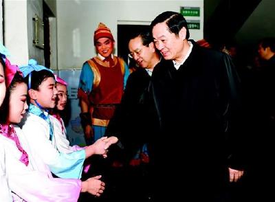 刘奇葆在湖北调研时强调：推动党的十八届六中全会精神深入基层深入人心