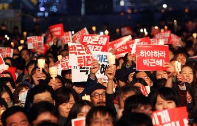 韩国数十万民众集会要求朴槿惠下台