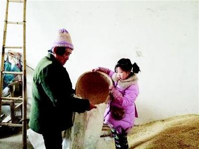 坚强的8岁女童：我想快点长大赚钱给奶奶治病