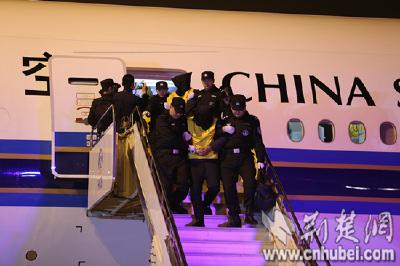 74名电信诈骗嫌犯被从马来西亚押解回国 湖北警方侦办