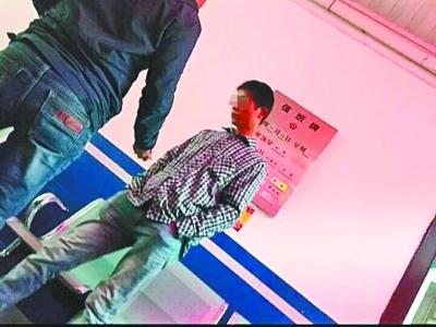 团伙在武汉街头抽奖设局 拉人进帐篷后强行索要现金