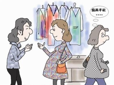 被疑盗窃的女子开包接受检查 偷得的手机藏孩子身上 