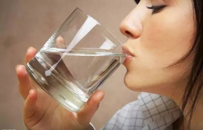 【健康】早晨起床先刷牙还是先喝水？你一直都做错了…  