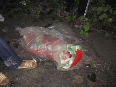 受重男轻女封建思想影响 一名女婴被遗弃路边