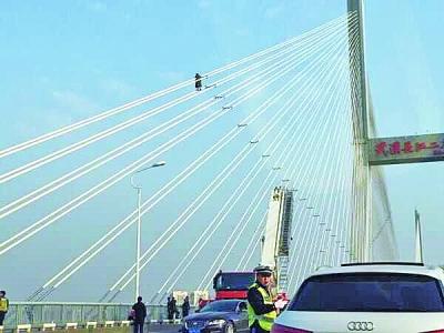 男子三爬武汉长江二桥欲跳桥 每次都造成大堵车