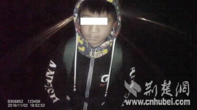  心酸！黄冈留守儿童出走找爸爸 步行误入高速公路